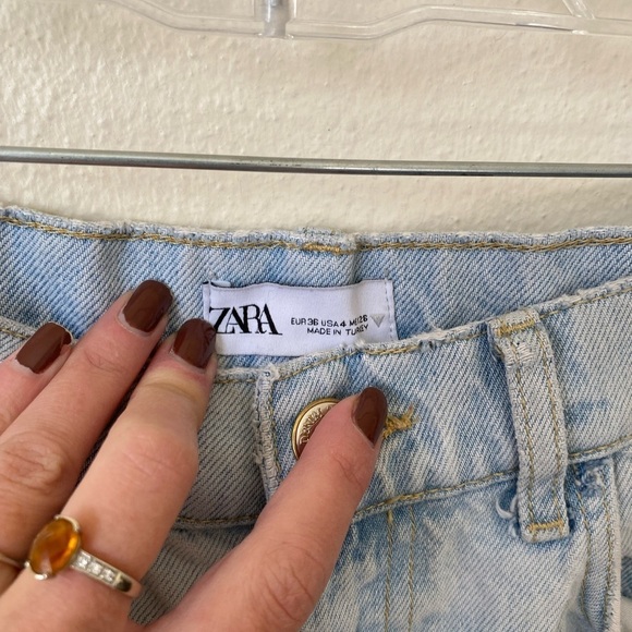 Zara Women’s Wide Leg Light Wash High Rise Denim Size US 4 Raw Hem Relaxed Fit - Picture 3 of 8